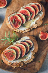 Bruschetta with figs, honey and goat cheese