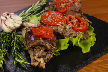 Baked elk meat with tomatoes