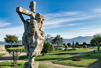 Cruz o crucero de piedra en el parque monte do Castro en la ciudad de Vigo, España