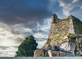 Garita y arquitectura colonial castillo del Castro en la ciudad de Vigo, España