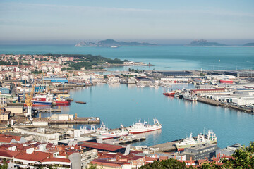 Fototapeta na wymiar Vista aerea del puerto de Vigo, España