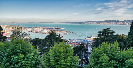 Vista alejada del puerto marítimo de Vigo en la región de Galicia, España