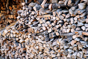 庭先に積み上げられた薪