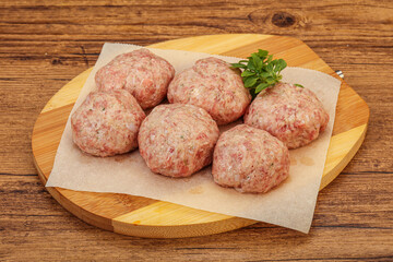 Raw turkey meatball for cooking