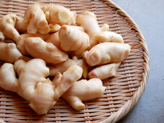 ザルの上にあるたくさんの新生姜