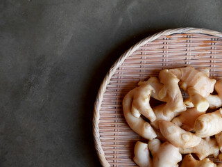 ザルの上にあるたくさんの新生姜