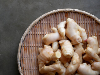ザルの上にあるたくさんの新生姜