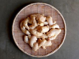 ザルの上にあるたくさんの新生姜