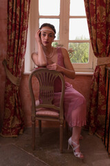 Obraz premium Lady in pink flapper dress