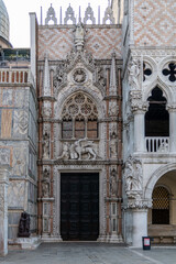Obraz premium Entrance to the Doge's Palace (Palazzo Ducale) with a winged lion, a symbol of the city, with the Doge, San Marco, Venice.