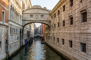 Obraz premium Bridge of Sighs (Ponte dei Sospiri) in Venice, Italy. The Bridge connects the Doges Palace with the historic prison of Venice