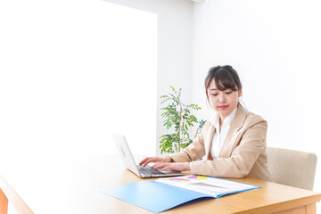 オフィスで仕事するビジネスウーマン