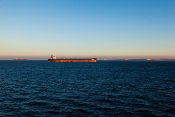 Obraz premium The bulk carrier is anchored at sea.