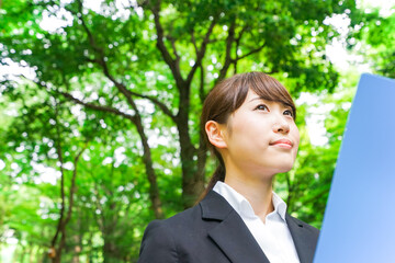 書類を持つビジネスウーマン