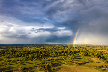 Regenbogen und Lichtstimmung nach Sturm über dem Schwarzwald