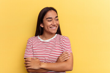 Obraz premium Young mixed race woman isolated on yellow background smiling confident with crossed arms.