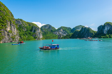 Fototapeta na wymiar Halong Bay, Vietnam.