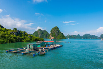 Fototapeta na wymiar Floating villas in halong bay, Vietnam