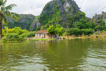 Fototapeta premium Village on Tam Coc river