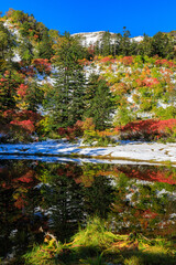 大雪高原温泉沼めぐりの紅葉と新雪（滝見沼）

