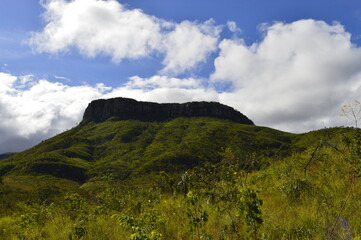 Paisagem com montanha chapada