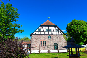 Fototapeta na wymiar Denkmalgeschützte Fachwerkhäuser in Dreieichenhain / Stadtteil von Dreieich im südhessischen Landkreis Offenbach 
