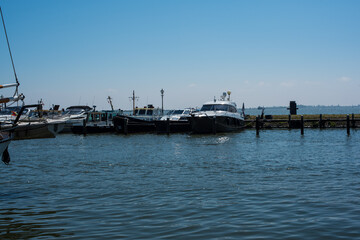 Fototapeta na wymiar boats at the harbor in Volendam