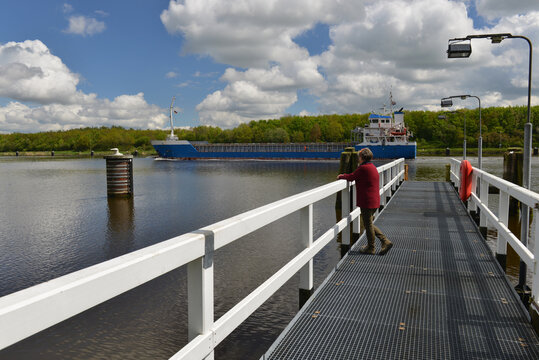 Frau auf Bootssteg am Nord-Ostsee-Kanal 