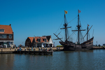 Fototapeta na wymiar houses and boats in Volendam