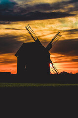Sylwetka wiatraka na tle zachodu słońca, kolorowe niebo.  © Aneta