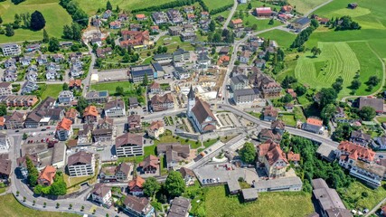 Ein Blick von oben auf Entlebuch im Kanton Luzern, Schweiz (Juni 2021)