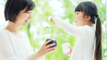 植物を見る親子　環境保護イメージ