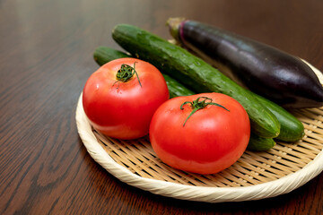 竹ザルに盛られた夏野菜