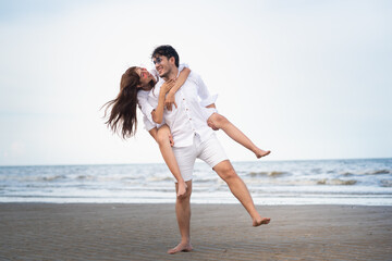Fototapeta na wymiar a young couple on the beach.