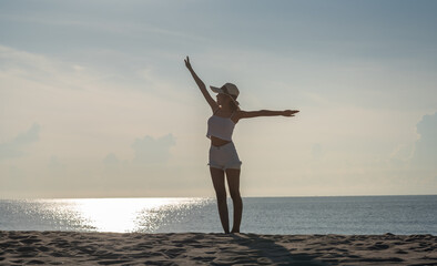 Fototapeta na wymiar a young woman jumping on the beach.