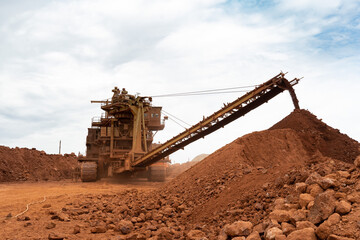 large crusher crushes rock into fine fraction iron bauxite stone