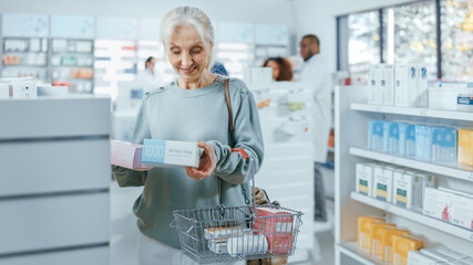 Obraz premium Pharmacy Drugstore: Diverse Group of Multi-Ethnic Customers Browsing for Medicine, Drugs, Vitamins, Health Care Products from Professional Pharmacist Work at Cashier Counter, Advice Clients