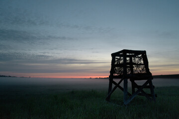 Jägerhochstand bei Sonnenaufgang