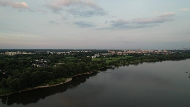 zach&oacute;d słońca nad Wisłą, Warszawa, Białołęka, lato, wiosna, widoczne wyspy i słupy wysoko energetyczne, widok na centrum miasta, bloki i zabudowa Białołęki