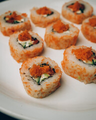 Plato de sushi , vegetariano , decorado con zanahoria, salsa de soja y los palitos chinos