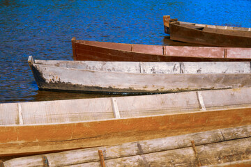 Obraz premium traditional wooden flat-bottomed boats on the river bank, rural landscape