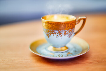 Kaffeetasse mit Goldverzierung
