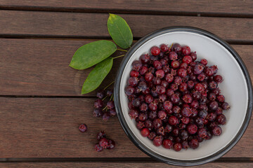 Schmackhafte Beeren am Tisch und Schüssel 
