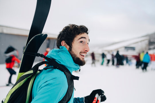 Man b&auml;r skidor p&aring; ryggen i skidbacke