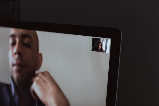 Man pratar med kollega under videosamtal hemifr&aring;n