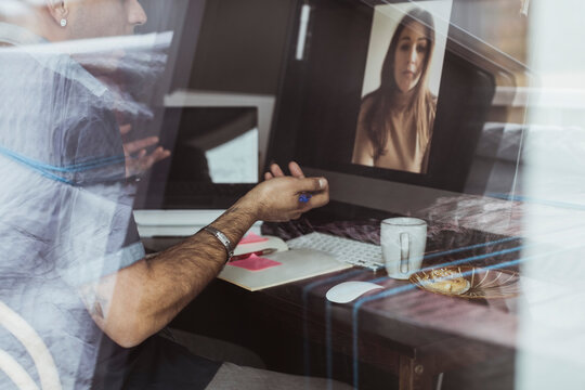 Manlig entrepren&ouml;r pratar med kollega under videom&ouml;te