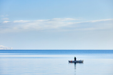 Deutschland, Baden-Württemberg, Bodensee, Überlingen am Bodensee, Winterlandschaft, Blick auf den Bodensee, Angler in einem Boot
