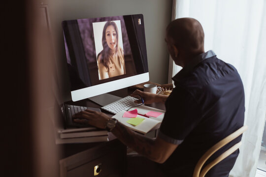 Man pratar med kollega p&aring; videom&ouml;te