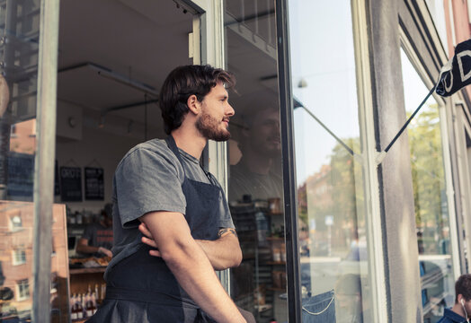 Fundersam &auml;gare tittar ut fr&aring;n caf&eacute;