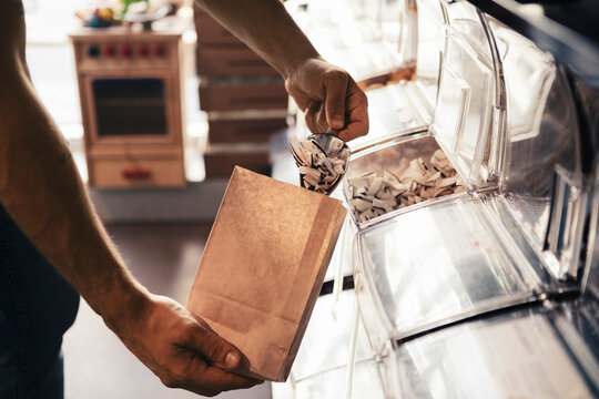 Kund k&ouml;per kokosskivor p&aring; l&ouml;svikt i ekologisk butik